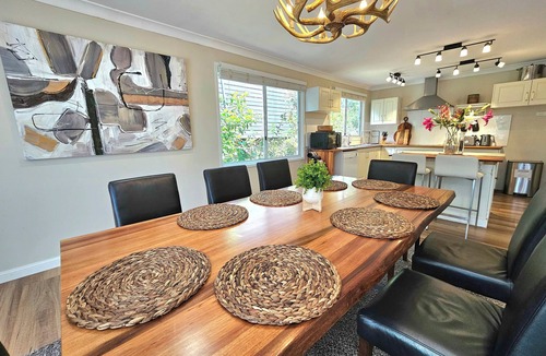 Blue Mountains City Council House | Luxury Mountain Retreat, 6 Bedroom, 3 Bathroom with Gym and Heated Swimming Pool