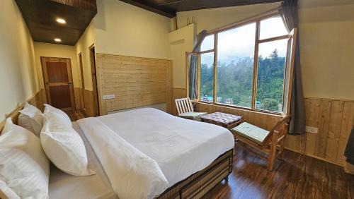 Old Manali Hostel | Manali Mountain View Hotel - Balcony, Garden & Parking