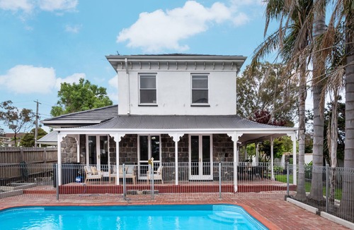 Mount Eliza House | Manyung House in Mt Eliza with large pool