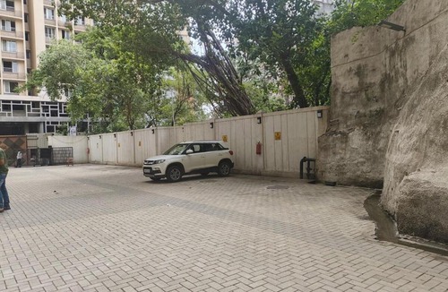 Kurla Apartment | Marbella Studio near BKC Pool, Wi-Fi, Kitchen