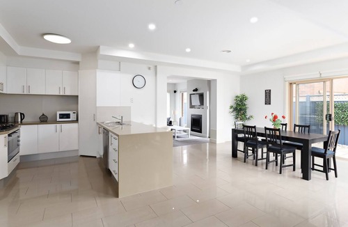 Mentone House | Mentone Abode Pet Friendly with Garden and BBQ