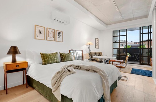 Collingwood North Apartment | Mid-Century - Rooftop Spa and Parking