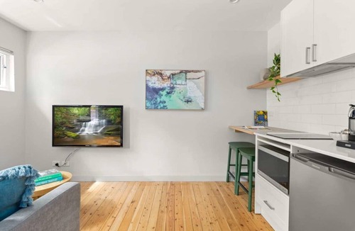 Coogee Apartment | Modern 1-Bed Pad Minutes Away from Beach