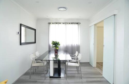 Werrington House | Modern 3BR Free parking Patio