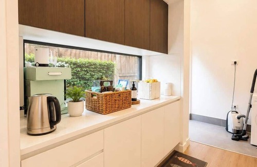 Ryde House | Modern 5 Bedroom Ryde Home - Sleeps 12, Fast Wi-Fi