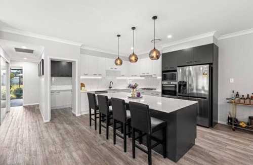 Kearneys Spring House | Modern Dream House | Stylish, Bright & Peaceful Near CBD