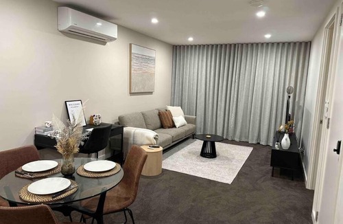 Griffith Apartment | Modern Griffith Apartment