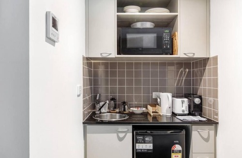 Chinatown Apartment | Modern Nomads Centrally Located Studio with Queen Bed Near CBD