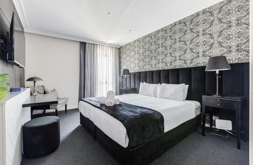 Chinatown Apartment | Modern Nomads Classic Styled King Studio with Indoor Pool