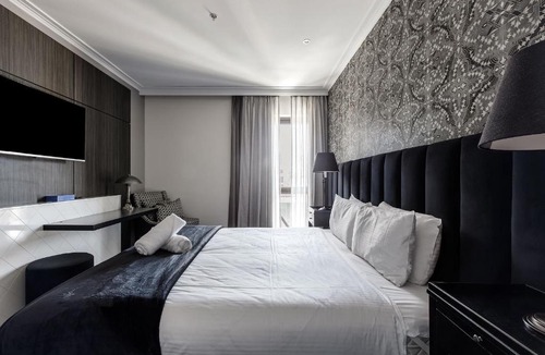 Chinatown Apartment | Modern Nomads Classic Styled King Studio with Indoor Pool