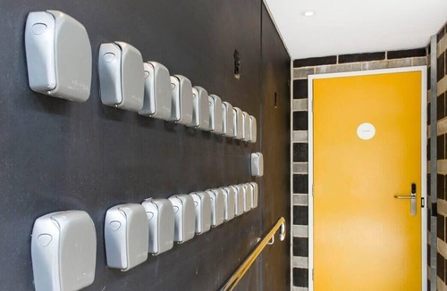 Perth Apartment | Modern Room with Rooftop Terrace Located Centrally