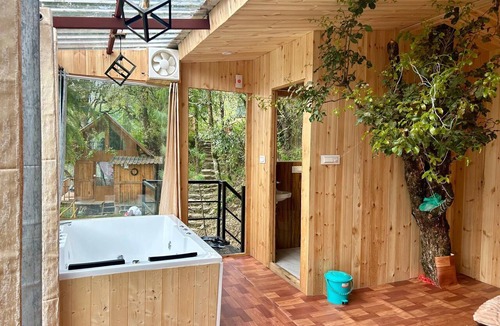 Banjar Cabin | Mountain View Jacuzzi Treehouse