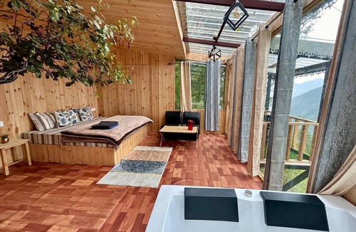 Banjar Cabin | Mountain View Jacuzzi Treehouse