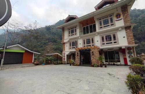 Rishop Hotel | Nature Nest's Resort