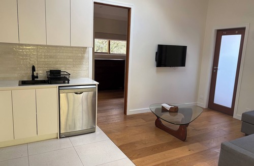 Bundeena Cottage | Newly built beach cottage, just 5-minute walk from the picturesque Jibbon Beach.