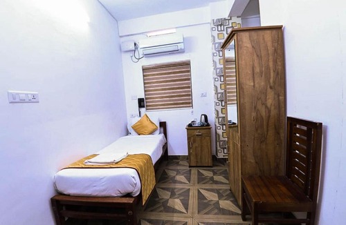 Aluva Hotel | Nirupama,Hotel Aluva 700 Mtr From Aluva Railway Station
