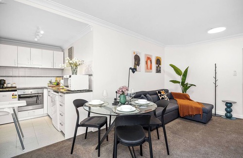 Perth Central Business District Apartment | Offering a blend of comfort and convenience, located just 5 minutes from Perth's CBD and the Convention Centre. Nestled behind the lush greenery of Kings Park , guests can enjoy peaceful scenery from the balcony yet be close enough to the city!