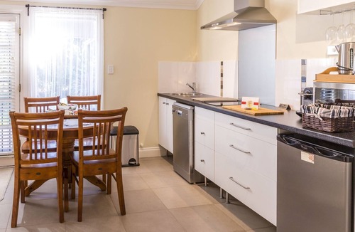Upper Wakefield Apartment | One Tree Accommodation: The Suite