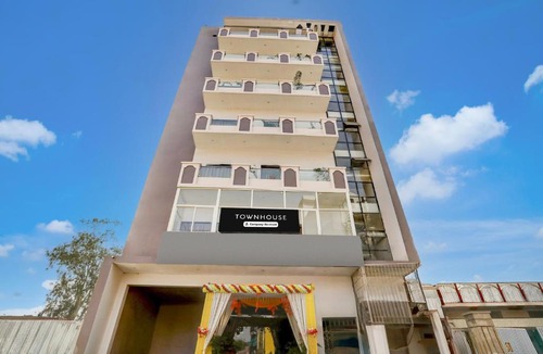 Varanasi Hotel | OYO Townhouse Hyderabad Gate IIT BHU Formerly RK Heights