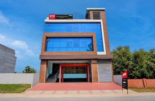 Auli Hotel | OYO Townhouse SSM Hospital Formerly The Arcas Hotel