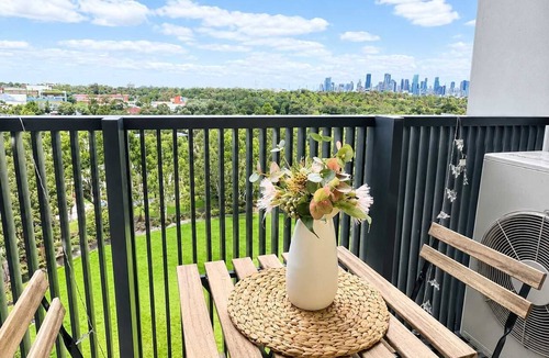 Parkville House | Park Life beside City and Zoo, Queen and Sofa Bed