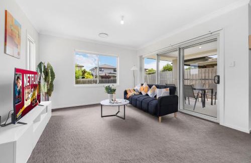 Schofields House | Peaceful Schofields 5BR Near Station Garage