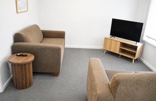 Penola Cabin | Penola Coonawarra Caravan Park -One-Bedroom Deluxe Villa