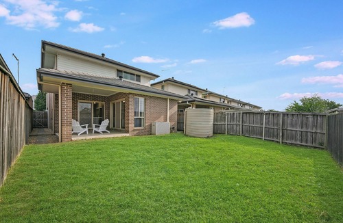 Penrith House | Penrith Holiday Home Sleeps 12 Near Hospital Stadium and Blue Mountains