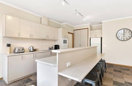 Torquay House | Pet friendly 500 mtrs to beach and shops