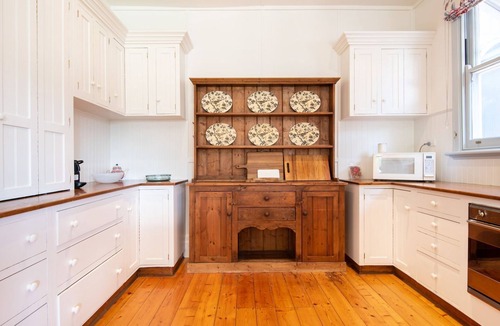 Flinders House | Pet Friendly - Barker Cottage with Spa in Flinders