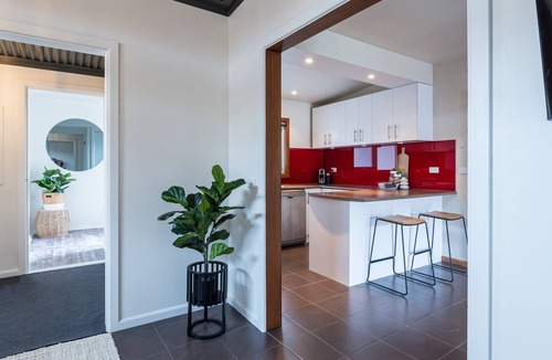 Rosebud House | Pet Friendly - Kennington Beach Getaway with Spa