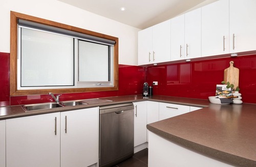 Rosebud House | Pet Friendly - Kennington Beach Getaway with Spa