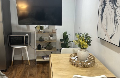 Halekulani Apartment | Pet friendly private studio, walking distance to lake
