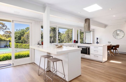 Mount Eliza House | Pet Friendly - Whispering Woodlands with Pool and Tennis Court