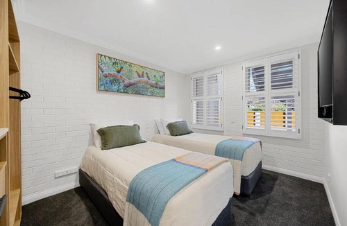 Manuka Hotel | Pilgrims Apartments