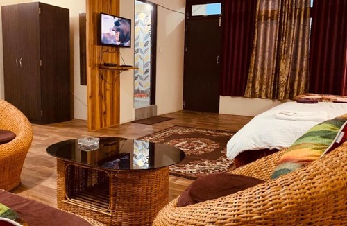 Kaluk Hotel | Pine Village Retreat