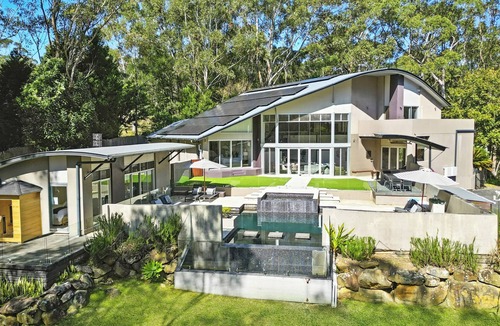 Mount Elliot House | Pool, Sauna and heated Spa (from Sep to May)