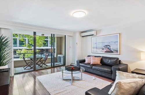 Pyrmont Apartment | Poolside 2-Bed Haven, Walk to City Centre