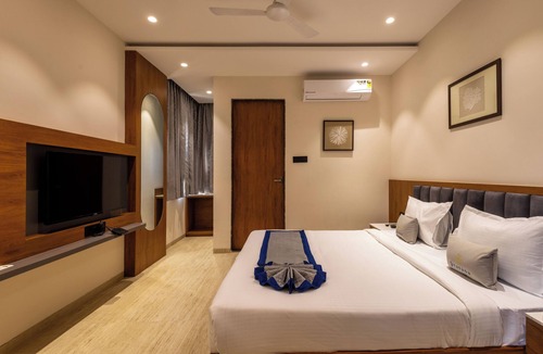 Indore Hotel | Pravasa Stay, Bapat Square