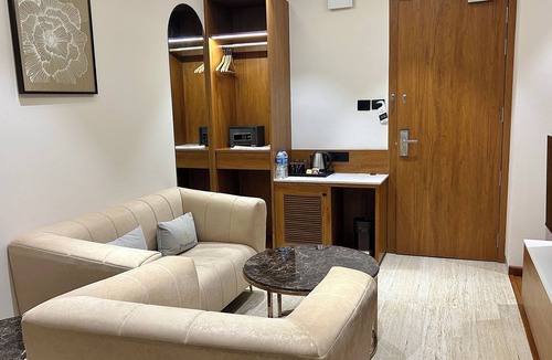 Indore Hotel | Pravasa Stay, Bapat Square