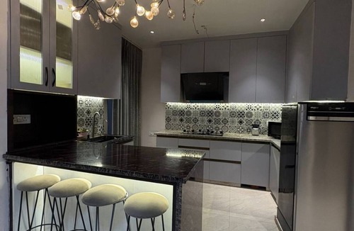 Allahabad Apartment | Premium 2BHK -AC-55” TV-Fridge-Mixer-Micro-Kitchen