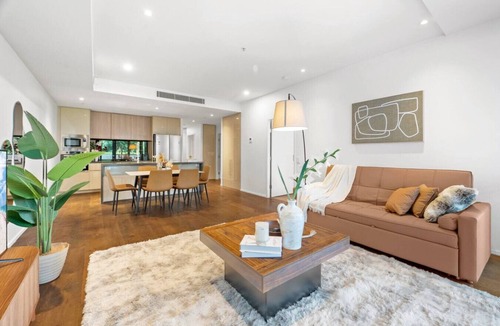 Mascot Apartment | Prestige 3BR Retreat with 2 Parking | Prime Sydney