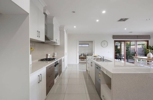Albury House | Prestigious, Private & Peaceful Pad - Stunning four bedroom home in central Albury