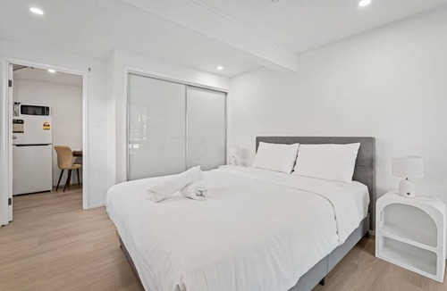 Macgregor House | Private bed Suite Near Garden City with Kitchen