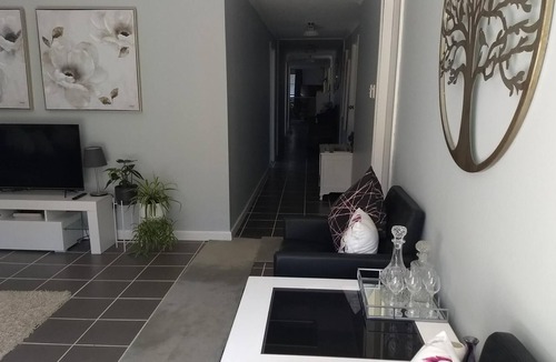 Sutton Forest Bed & Breakfast | Private Family Bedroom w ensuite (pet friendly)