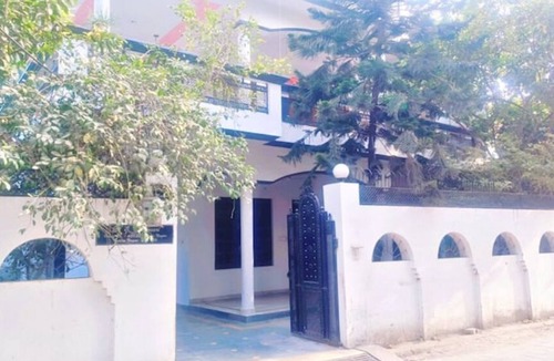 Chinhat House | Private Floor in a Bungalow !