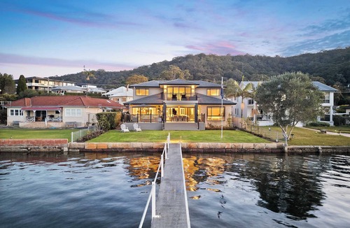 Koolewong House | Private Jetty. Waterfront. Sleeps 10