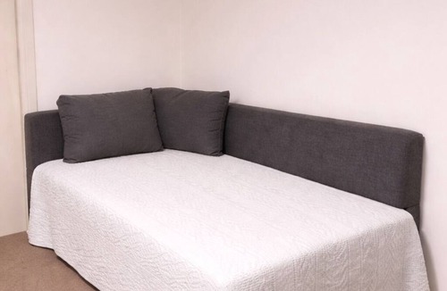 Kennington House | Private master bedroom with bathroom near town.