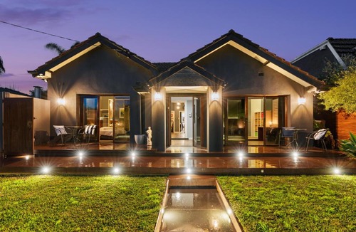 Bentleigh Villa | Private, modern and warm family home