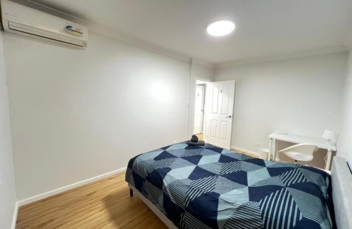 Carlingford House | Queen Room with Private Bathroom, Walk in Wardrobe and Air Conditioning- BP2